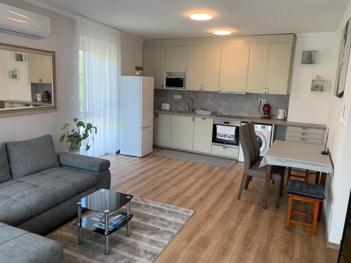 Gizella Apartment *